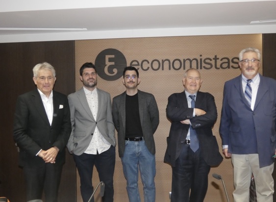 Raúl Sánchez y Daniel Yebra, de elDiario.es, ganadores del premio de periodismo Económico del Consejo General de Economistas