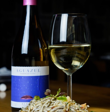 Pincho de Gulas y vino Mercado de la Reina