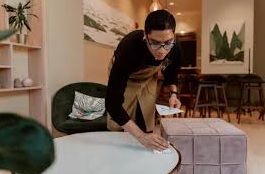 La hostelería afronta el verano con más de 100.000 vacantes en un mercado laboral en transformación