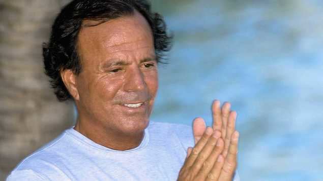 El arte de la seducción del estilo de comunicación de Julio Iglesias