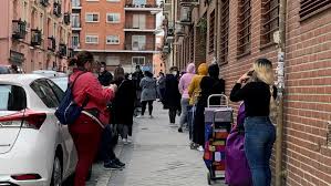 En España, tres millones de hogares se asfixian en la pobreza tras pagar la vivienda y las facturas básicas.