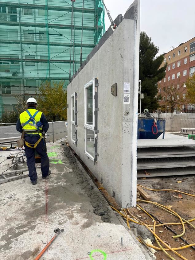 Avintia Inmobiliaria coloca el primer panel de su proyecto residencial industrializado en Toledo