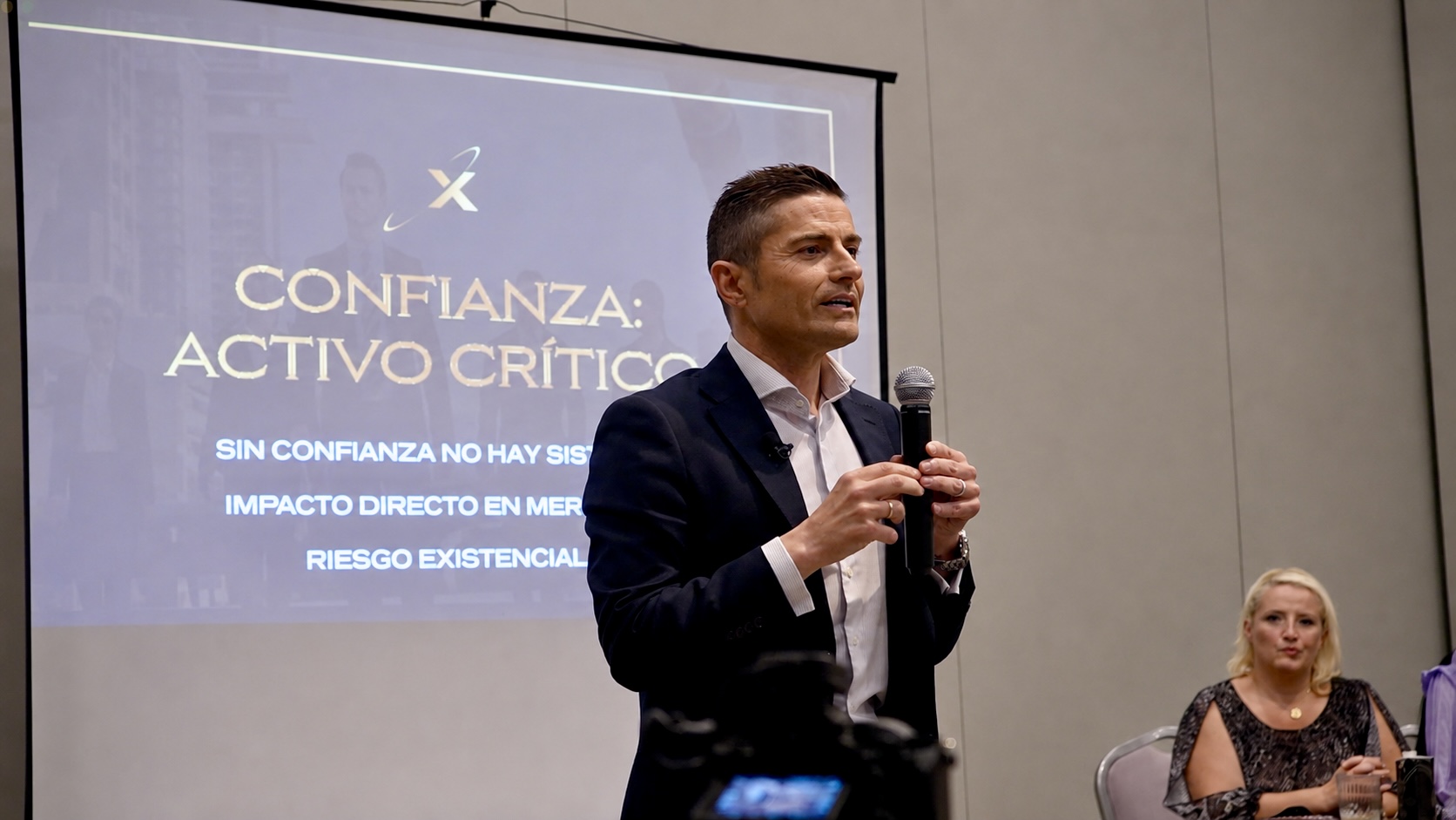 Alfonso Merlos, en un momento de su disertación.