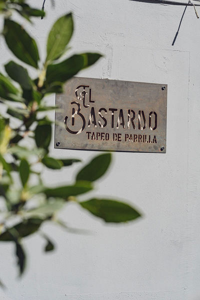 El Bastardo, el bar de tapas que enciende Barajas con brasas, fuego y mucho sabor