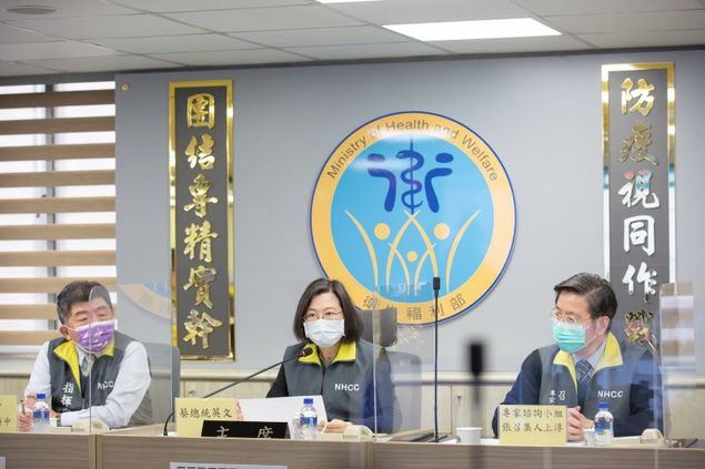 La presidenta Tsai Ing-wen (centro) reafirma el compromiso del Gobierno para combatir el coronavirus, a la vez que insta al público a vacunarse durante una visita al CECC el 8 de enero en la ciudad de Taipei. (Foto cortesía de la Oficina Presidencial)