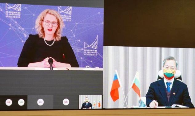 La ministra de Economía e Innovación de Lituania, Aušrinė Armonaitė, y el ministro del Consejo Nacional de Desarrollo, Kung Ming-hsin. (Foto de Chin Hung-hao)