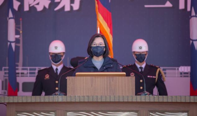 La presidenta Tsai Ing-wen pronuncia un discurso durante la ceremonia de puesta en servicio de los primeros escuadrones de minadores de la Armada de la República de China (Taiwan) el 14 de enero en la ciudad sureña de Kaohsiung. (Foto cortesía de la Oficina Presidencial)
