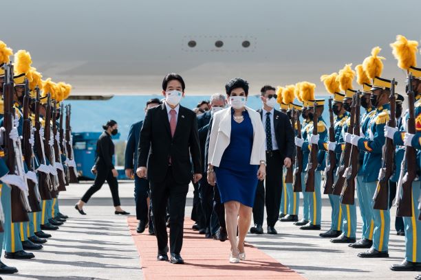 El vicepresidente Lai Ching-te fue recibido en la Base Aérea Coronel José Enrique Soto Cano por la vicepresidenta saliente de Honduras, María Antonia Rivera, quien lo acompañó al recibir los honores acorde a su cargo. (Foto cortesía de la Oficina Presidencial)