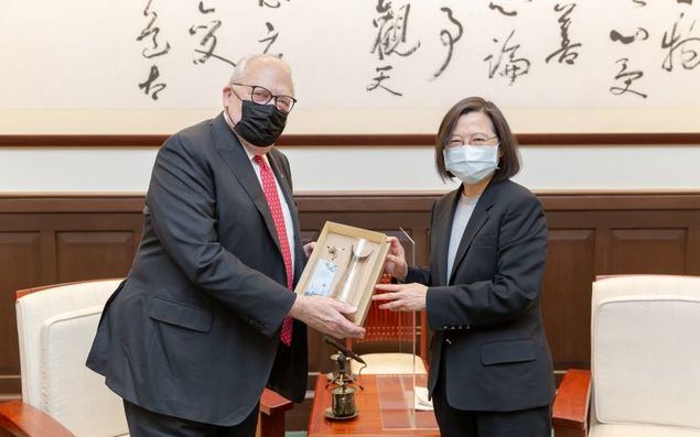 La presidenta Tsai Ing-wen entrega un regalo a Edwin Feulner, fundador de la Heritage Foundation. (Foto cortesía de la Oficina Presidencial)