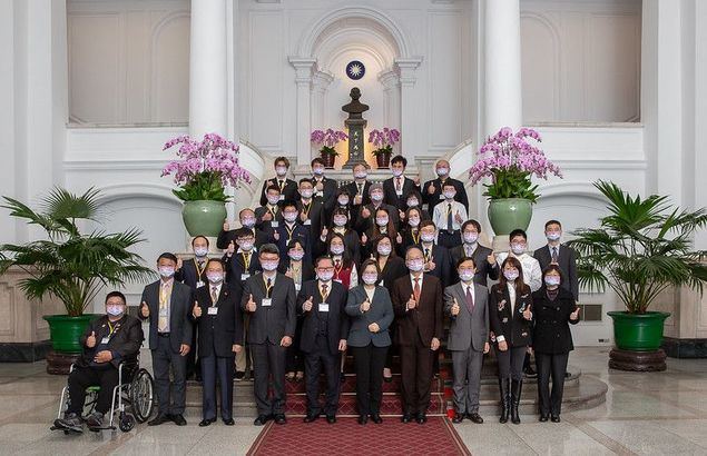La presidenta Tsai Ing-wen (primera fila, quinta a la derecha) se reúne con los ganadores del Premio Internacional de Inventores de este año en la Oficina Presidencial el 22 de febrero en la ciudad de Taipei. (Foto cortesía de la Oficina Presidencial)