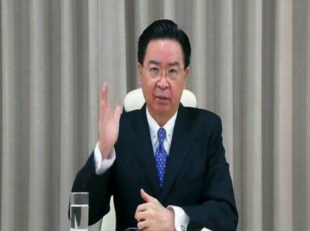 El ministro de Relaciones Exteriores, Jaushieh Joseph Wu, habla del compromiso de Taiwan con la defensa de la libertad y la democracia durante una conversación virtual con Mark Esper, exsecretario de Defensa de Estados Unidos, organizada el 22 de febrero por el Instituto McCain, un gabinete de estrategia con sede en Washington. (Foto cortesía del Instituto McCain)