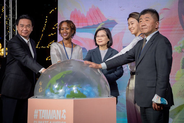La presidenta Tsai Ing-wen (centro) junto con el ministro de Relaciones Exteriores, Jaushieh Joseph Wu (izquierda); el ministro de Salud y Bienestar, Chen Shih-chung (derecha); la embajadora de San Cristóbal y Nieves, Jasmine E. Huggins (segunda izquierda), y la activista local del clima, Wang Hsuan-ju, durante la recepción de la Noche del Poder de las Mujeres, el 8 de marzo en la ciudad de Taipei. (Foto cortesía de la Oficina Presidencial)