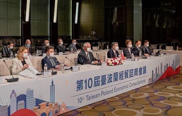 El viceministro de Desarrollo Económico y Tecnología de Polonia, Grzegorz Piechowiak (delante, tercero a la izquierda), y otros miembros de su delegación durante la 10ª Reunión de Consultas Económicas entre Taiwan y Polonia el 17 de mayo en la ciudad de Taipei. (Foto cortesía del MOEA)