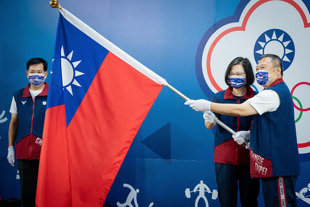 La presidenta Tsai Ing-wen participa en la presentación de la bandera a la delegación que representará a Taiwan en los XI Juegos Mundiales de Birmingham 2022. (Foto cortesía de la Oficina Presidencial)