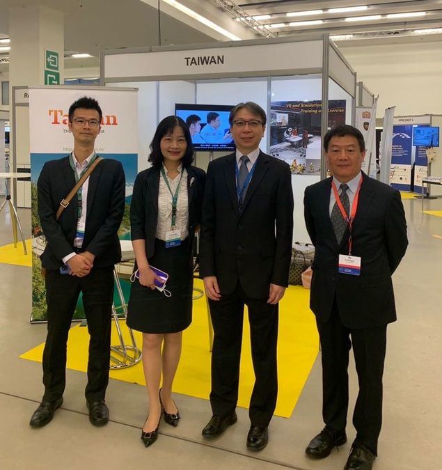 La directora general adjunta de la Oficina de Gestión de Desastres del Yuan Ejecutivo, Wang Yi-wen, junto a otras autoridades en el Foro Europeo de Protección Civil. (Foto cortesía del Yuan Ejecutivo)