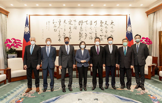 La presidenta Tsai Ing-wen recibe a una delegación del gabinete de estrategia Consejo del Atlántico, en Taipei, el 19 de julio. (Foto cortesía de la Oficina Presidencial)