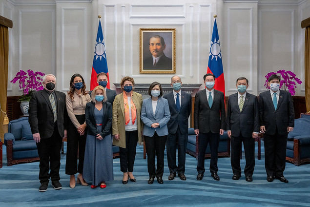 La presidenta Tsai Ing-wen (quinta a la derecha) recibió a una delegación del Parlamento Europeo encabezada por Nicola Beer, vicepresidenta de dicho organismo. (Foto cortesía de la Oficina Presidencial)