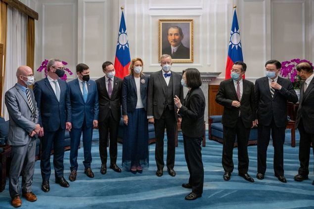 La presidenta Tsai Ing-wen recibió en la Oficina Presidencial en Taipei a los representantes extranjeros que participaron en el Foro Ketagalan: Diálogo de Seguridad Indo-Pacífico 2022. (Foto cortesía de la Oficina Presidencial)