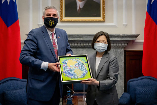 La presidenta Tsai Ing-wen y el gobernador de Indiana, Eric Holcomb. (Foto de la Oficina Presidencial)