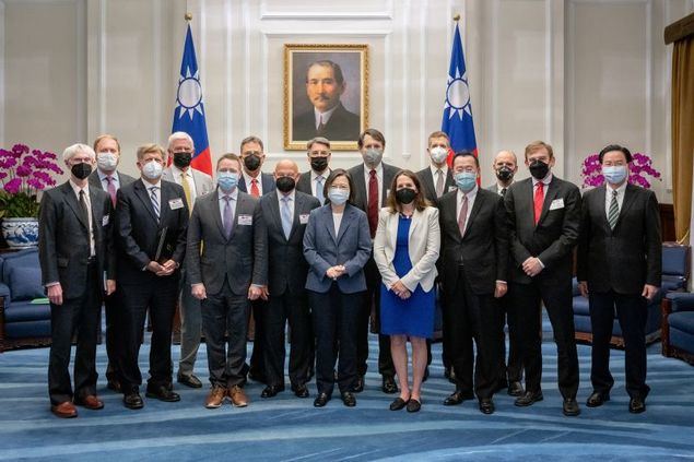 La presidenta Tsai Ing-wen recibió en audiencia a una delegación de expertos de la Institución Hoover de la Universidad de Stanford. (Foto cortesía de la Oficina Presidencial)