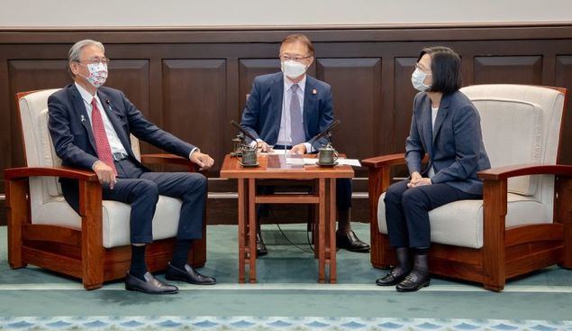 La presidenta Tsai Ing-wen (derecha) y Furuya Keiji (izquierda), miembro de la Cámara de Representantes de Japón y presidente del Consejo Consultivo de los Miembros de la Dieta de Japón favorables a la República de China (Taiwan). (Foto cortesía de la Oficina Presidencial)