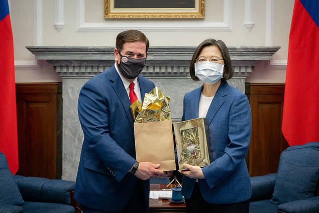 La presidenta Tsai Ing-wen y el gobernador de Arizona, Doug Ducey. (Foto cortesía de la Oficina Presidencial)
