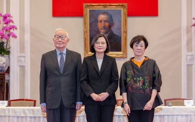 La presidenta Tsai Ing-wen (centro) posa junto a Morris Chang (izquierda), fundador y expresidente de Taiwan Semiconductor Manufacturing Co., y la esposa de este, Sophie Chang, el 20 de octubre en la Oficina Presidencial sita en la ciudad de Taipei. (Foto cortesía de la Oficina Presidencial)
