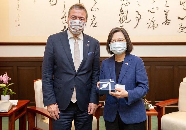 La presidenta Tsai Ing-wen (derecha) recibe a una delegación de legisladores alemanes del Comité de Derechos Humanos y Ayuda Humanitaria del Bundestag, encabezada por Peter Heidt (izquierda). (Foto cortesía de la Oficina Presidencial)