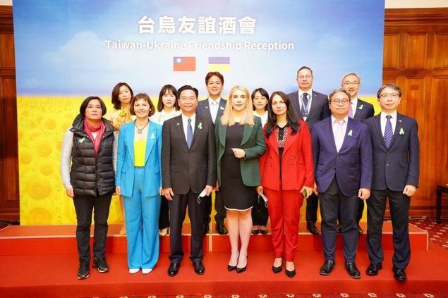 El ministro de Relaciones Exteriores, Jaushieh Joseph Wu (primera fila, tercero a la izquierda), posa acompañado de académicos, parlamentarios y trabajadores de ONGs de Lituania y Ucrania, durante la Recepción de Amistad Taiwan-Ucrania el 26 de octubre en Taipei. (Foto del MOFA)