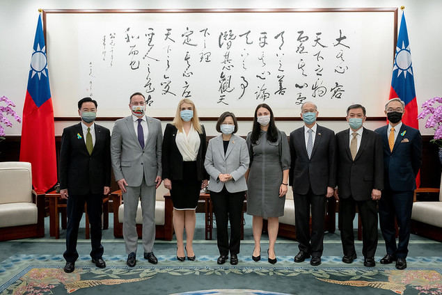 La presidenta Tsai Ing-wen (cuarta a la izquierda) recibió a un grupo de parlamentarios ucranianos y lituanos en la Oficina Presidencial en Taipei. (Foto cortesía de la Oficina Presidencial)