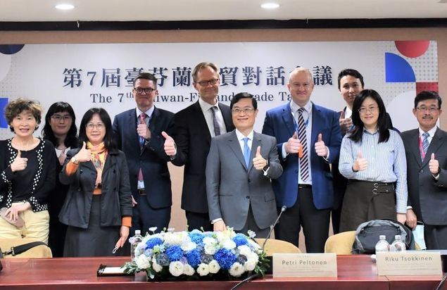 El viceministro de Economía, Chen Chern-chyi (en el centro, al frente); el subsecretario de Estado del Ministerio de Asuntos Económicos y Empleo de Finlandia, Petri Peltonen (en el centro, al fondo), y otros funcionarios dan el visto bueno durante las Conversaciones Comerciales entre Taiwan y Finlandia el 13 de diciembre en la ciudad de Taipei. (Foto cortesía del Ministerio de Economía)