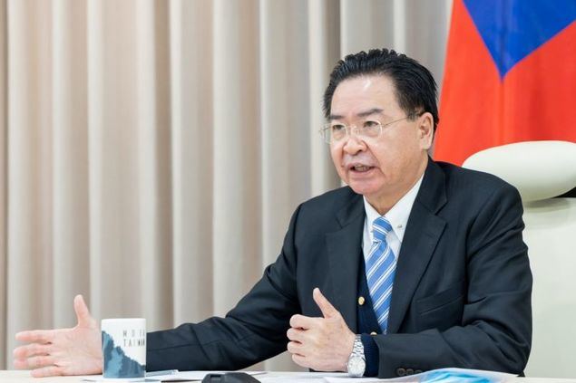 El ministro de Relaciones Exteriores, Jaushieh Joseph Wu, analiza la amenaza de China a Taiwan durante su entrevista en exclusiva publicada el 28 de diciembre por La Razón, un medio con sede en España. (Foto del Ministerio de Relaciones Exteriores)