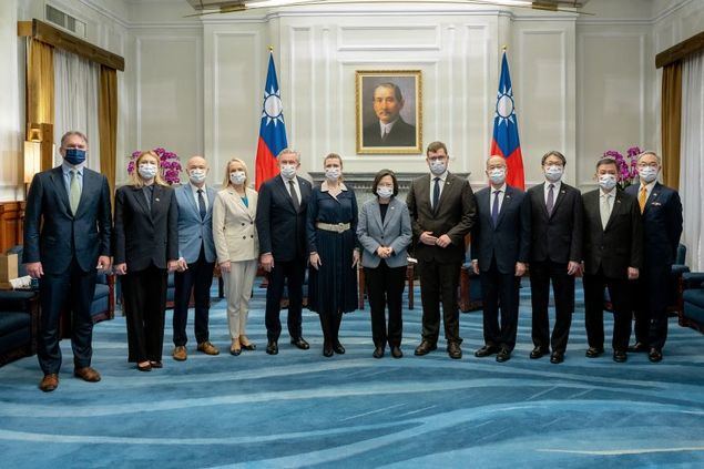 La presidenta Tsai Ing-wen (sexta por la derecha) posa junto al presidente del Comité de Seguridad y Defensa Nacional del Parlamento de Lituania, Laurynas Kasciunas (quinto por la derecha), y la delegación que lo acompaña en la Oficina Presidencial sita en la ciudad de Taipei el 12 de enero. (Foto cortesía de la Oficina Presidencial)