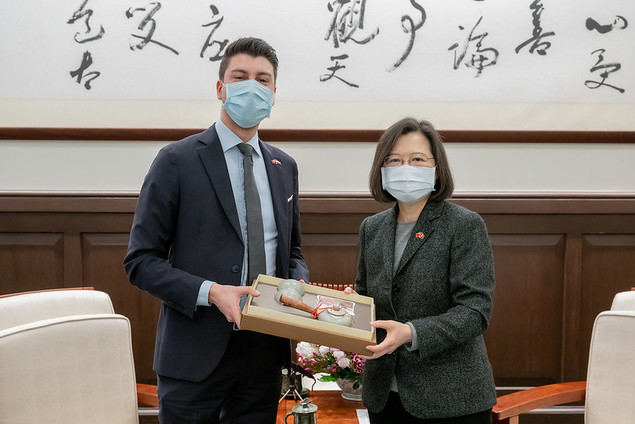 La presidenta Tsai Ing-wen (derecha) da la bienvenida al miembro del Consejo Nacional de Suiza Fabian Molina y a sus colegas legisladores en la Oficina Presidencial sita en la ciudad de Taipei. (Foto cortesía de la Oficina Presidencial)