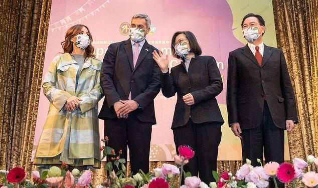 La presidenta Tsai Ing-wen (segunda a la derecha) junto al presidente del Paraguay, Mario Abdo Benítez (segundo a la izquierda), la primera dama Silvana Abdo (izquierda) y el ministro de Relaciones Exteriores, Jaushieh Joseph Wu, en la ceremonia de apertura del Foro Mujer Empoderada, América Latina y el Caribe empoderados 2023, el 15 de febrero en la ciudad de Taipei. (Foto cortesía de la Oficina Presidencial)