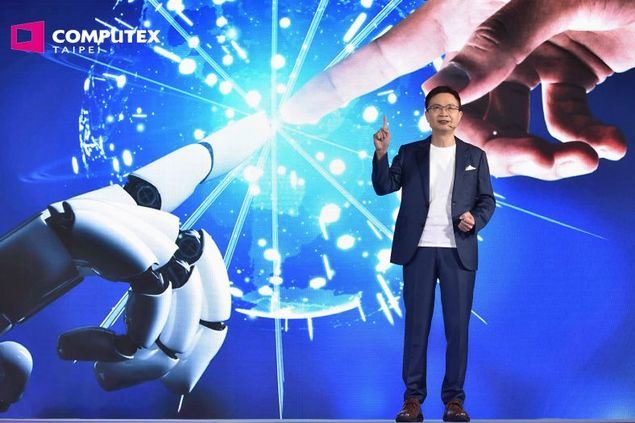 El presidente del TAITRA, James C. F. Huang, presenta el lema de Computex Taipei 2023 'Juntos creamos' en una rueda de prensa celebrada el 29 de mayo en la capital. (Foto cortesía del TAITRA)