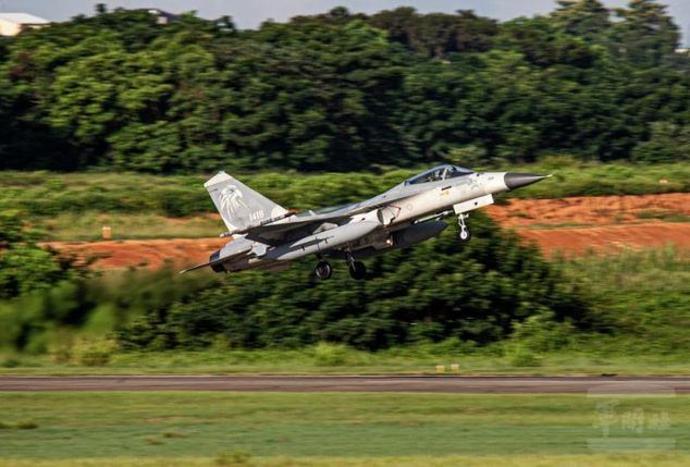 Un avión despega desde una base aérea el 24 de julio en el distrito de Hualien, en el este de Taiwán, durante el día inaugural de los ejercicios militares anuales Han Kuang. (Foto cortesía del Ministerio de Defensa Nacional)