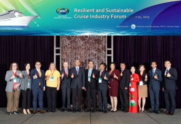Yeh Hsieh-lung (sexto a la izquierda), director general de la Oficina Marítima y Portuaria del MOTC, posa junto a académicos, expertos, funcionarios y representantes comerciales que participaron en el Foro de la Industria de Cruceros Sostenible y Resiliente del APEC que se llevó a cabo el 25 de julio en la ciudad de Taipéi. (Foto cortesía del MOTC)