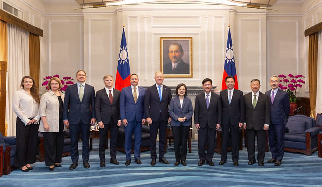 La presidenta Tsai Ing-wen (quinta a la derecha) junto a varios miembros de la delegación conjunta de presidentes de comités parlamentarios de asuntos exteriores de los Estados bálticos: Estonia, Letonia y Lituania. (Foto cortesía de la Oficina Presidencial)