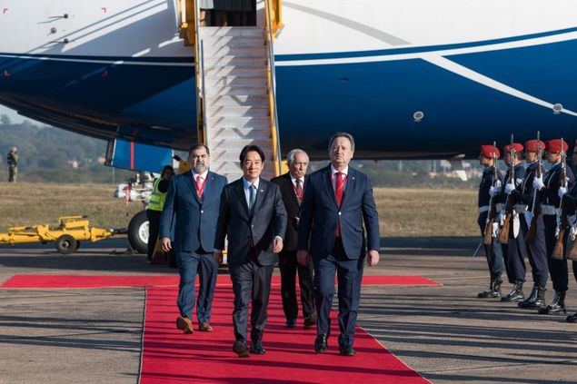 El vicepresidente Lai Ching-te (primera fila, a la izquierda), fue recibido por el viceministro paraguayo de Relaciones Exteriores, Raúl Silvero (primera fila, a la derecha), quien lo acompañó durante la ceremonia de bienvenida con honores militares en el Aeropuerto Internacional Silvio Pettirossi a su arribo al Paraguay el 14 de agosto. (Foto cortesía de la Oficina Presidencial)