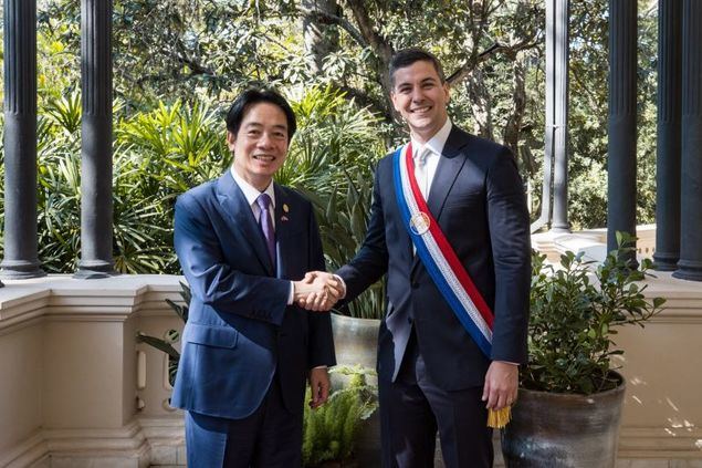 El vicepresidente Lai Ching-te (izquierda) estrecha la mano con el recién juramentado presidente de la República del Paraguay, Santiago Peña Palacios. (Foto cortesía de la Oficina Presidencial)