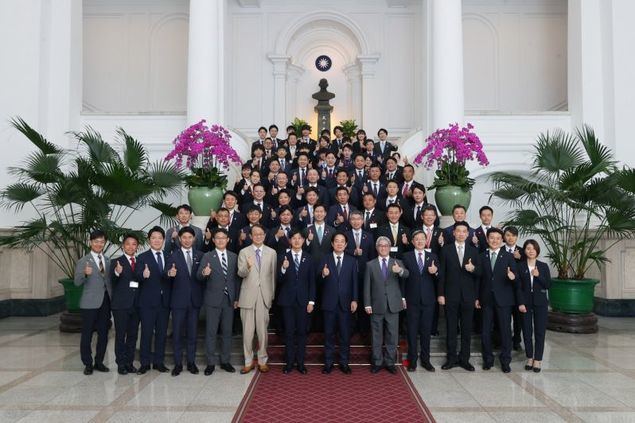 El vicepresidente Lai Ching-te (primera fila, sexto a la derecha) recibió a una delegación japonesa encabezada por Norikazu Suzuki (primera fila, séptimo a la izquierda), líder de la División de la Juventud del gobernante Partido Liberal Democrático de Japón. (Foto cortesía de la Oficina Presidencial)