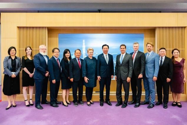 El ministro de Relaciones Exteriores, Jaushieh Joseph Wu, recibió a una delegación del Atlantic Council. (Foto del Ministerio de Relaciones Exteriores)