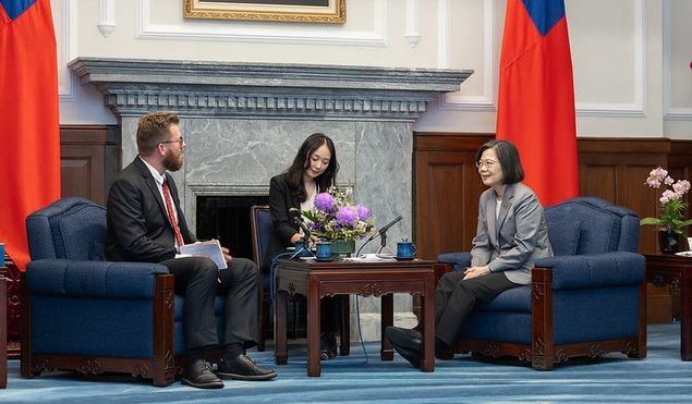 La presidenta Tsai Ing-wen (derecha) recibe a una delegación de la Asociación Parlamentaria Sueco-Taiwanesa encabezada por Mathias Tegner (izquierda), vicepresidente de dicha asociación, el 23 de agosto en la Oficina Presidencial sita en la ciudad de Taipéi. (Foto cortesía de la Oficina Presidencial)