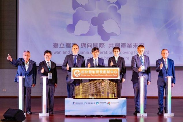 Funcionarios y representantes de la industria de Taiwán y Lituania dan su visto bueno al recién inaugurado Centro de Investigación e Innovación de Tecnología Láser Ultrarrápida el 11 de septiembre en la ciudad sureña de Tainan. (Foto cortesía del MOEA)