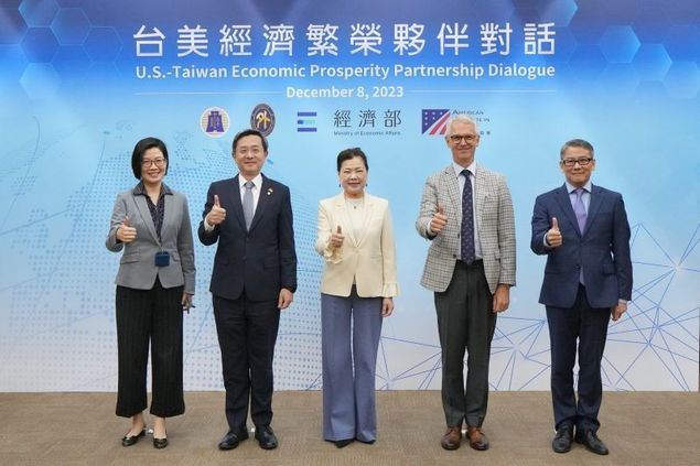 La ministra de Economía, Wang Mei-hua (centro), acompañada por el viceministro de Relaciones Exteriores, Roy Chun Lee (segundo a la izquierda); subdirector del Instituto Americano en Taiwán, Jeremy Cornforth (segundo a la derecha), y otros funcionarios, dieron el visto bueno durante el cuarto Diálogo de la Asociación para la Prosperidad Económica Taiwán-Estados Unidos el 8 de diciembre en la ciudad de Taipéi. (Foto del MOFA)
