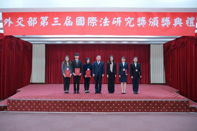 El viceministro de Relaciones Exteriores, Tien Chung-kwang (centro), junto a los ganadores del tercer Premio del Ministerio de Relaciones Exteriores a la Investigación Destacada en Derecho Internacional, en una ceremonia celebrada el 20 de diciembre en la ciudad de Taipéi. (Foto del MOFA)