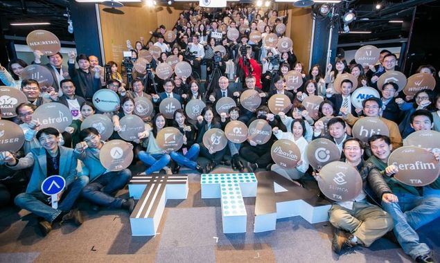 El ministro del Consejo Nacional de Ciencia y Tecnología, Wu Tsung-tsong (tercera fila, al centro), posa acompañado por representantes de 96 nuevas empresas tecnológicas con sede en Taiwán durante una conferencia de prensa celebrada con motivo de la próxima CES 2024 del 9 al 12 de enero en Las Vegas. (Foto cortesía del NSTC)