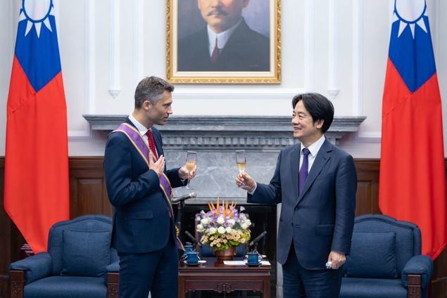 El presidente Lai Ching-te (derecha) y Filip Grzegorzewski, director de la Oficina Económica y Comercial Europea en Taiwán. (Foto cortesía de la Oficina Presidencial)