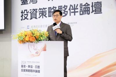 El viceministro del MOEA, Chern-chyi C.C. Chen, pronuncia el discurso inaugural en el Foro de Asociación Estratégica de Inversión Taiwán-ASEAN-India celebrado el 6 de agosto en la ciudad de Taipéi. (Foto cortesía del Ministerio de Economía)